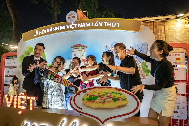 nhieu-ban-tre-thich-thu-tham-quan-thuong-thuc-banh-mi-tai-le-hoi-banh-mi-viet-nam-1680268689.jpg