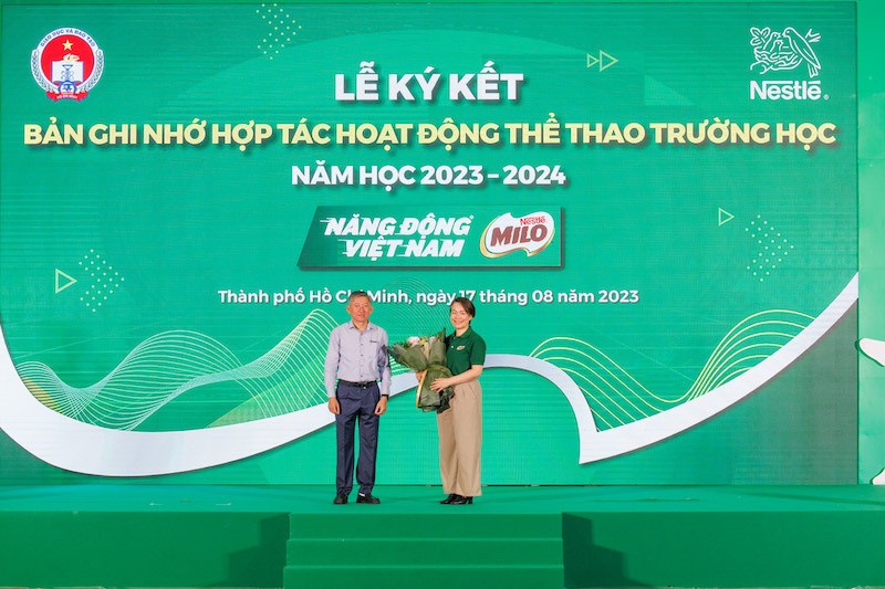 dai-dien-so-giao-duc-va-dao-tao-tp-ho-chi-minh-ong-duong-tri-dung-trao-tang-hoa-thay-loi-chuc-mung-su-thanh-cong-cua-le-ky-ket-cung-nhu-su-dong-hanh-cua-nhan-hang-nestle-milo-trong-ca-1692266717.jpg